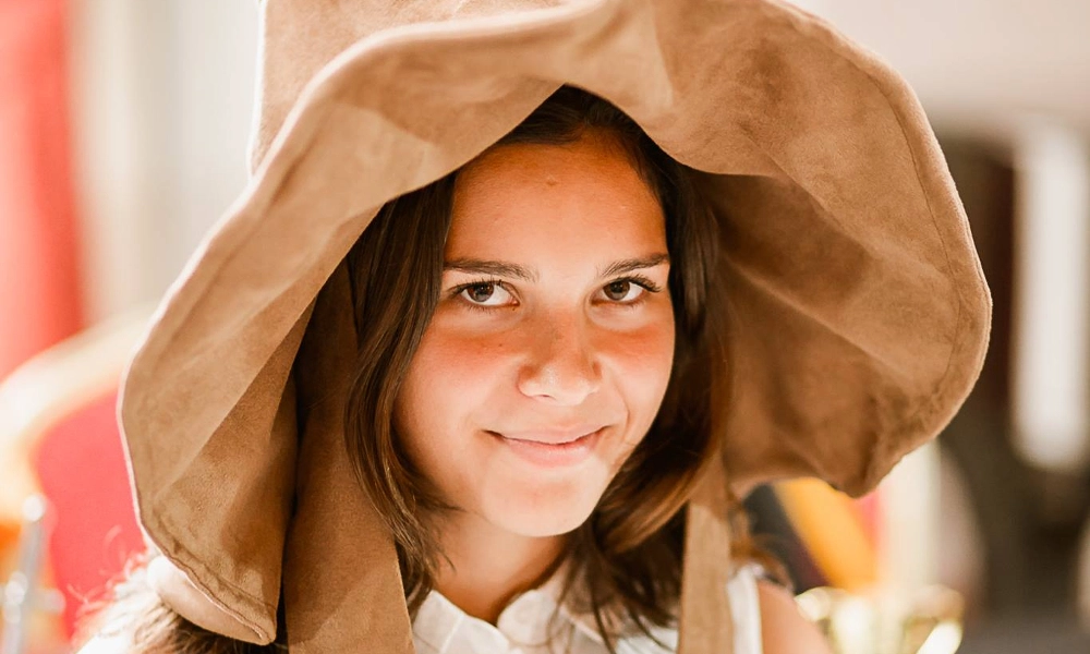 studente indossa il cappello parlante durante la cerimonia di smistamento